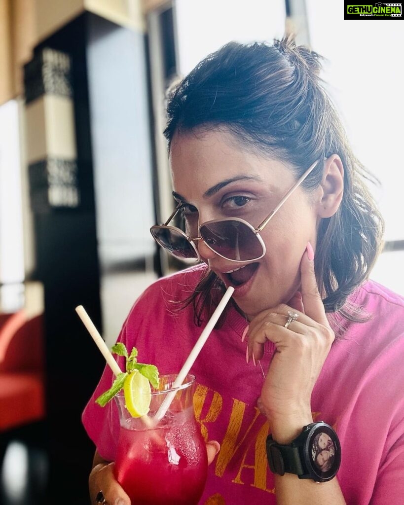 Isha Koppikar Instagram - Matching my drink to my outfit 🍹