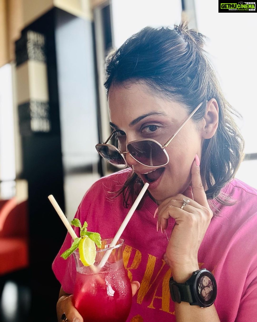 Isha Koppikar Instagram - Matching my drink to my outfit 🍹