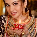 Isha Koppikar Instagram - Wishing you all a very happy Diwali 🪔 #diwali #festivalvibes #festivaloflights #happiness #joy #besttimeoftheyear #feelitreelit #diwalidecor #rangoli