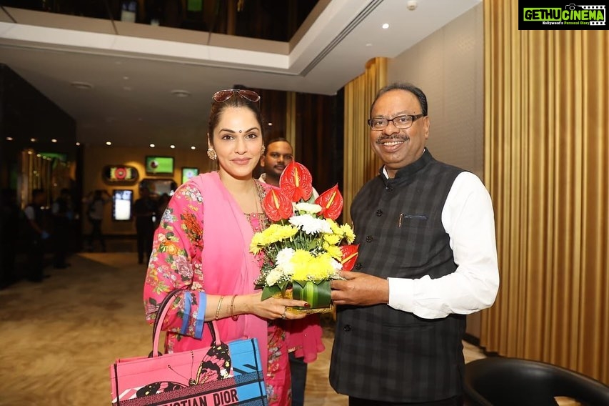 Isha Koppikar Instagram - Held a special screening of Love You Loktantra for BJP Maharashtra President Shri @ckbawankule ji along with general secretary @vikrantpatilofficial and @rupeshsawarkar95, @vijaykadechkarr 😊 #loveyouloktantra #bjpmaharashtra #chandrashekharbawankule #moviescreening Mumbai, Maharashtra