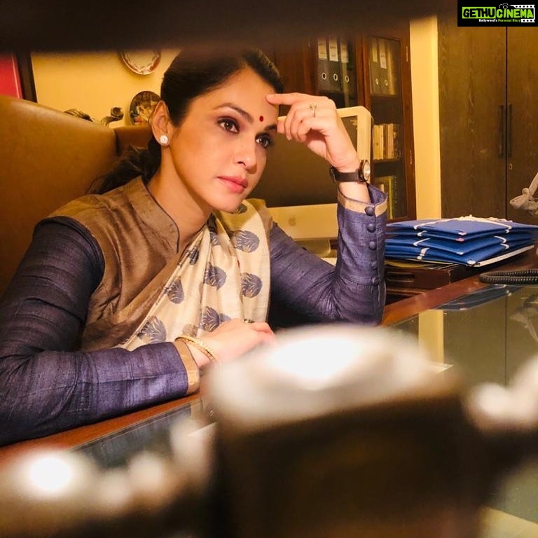 Isha Koppikar Instagram - Gulab didi tension mein hai ya Kuch plan kar Rahi hai? Watch Love You Loktantra in cinemas near you and unravel the mystery of Gulab Didi’s thoughts! #loveyouloktantra #newmovie #released #nowincinemas #bollywood #bollywoodmovies #politicalsatire #mustwatch #drama