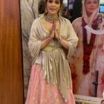 Isha Koppikar Instagram - Aankeih dikha dein to lagta hai dar, #GulabDidi hum sab ki leader!! Miliye Gulab Didi se aapke nazdiki cinema gharon mein! 𝗟𝗢𝗩𝗘 𝗬𝗢𝗨 𝗟𝗢𝗞𝗧𝗔𝗡𝗧𝗥𝗔 𝗜𝗡 𝗖𝗜𝗡𝗘𝗠𝗔𝗦 𝗡𝗘𝗔𝗥 𝗬𝗢𝗨 🔥 @isha_konnects @ZeeMusicCompany @amruta.fadnavis @ameetkumarbollywood @sanjaychhel @singer_shaan @lalitpanditofficial @snehaullal @rajpremii @raajjozzaa @jaanyakhandpur @actormanojjoshi @ravikishann @itssapnachoudhary @krushna30 @adv.pradeep.m.bhatt #LoveYouLoktantra #NewMovie #Released #OutNow #WatchNow #PoliticalSatirical #NewRelease #IshaKoppikar #AmeetKumar #SnehaUllal #RaviKishan #AliAsgar #ManojJoshi #Trending #Reels #ReelsInstagram #ReelKaroFeelKaro #Viral
