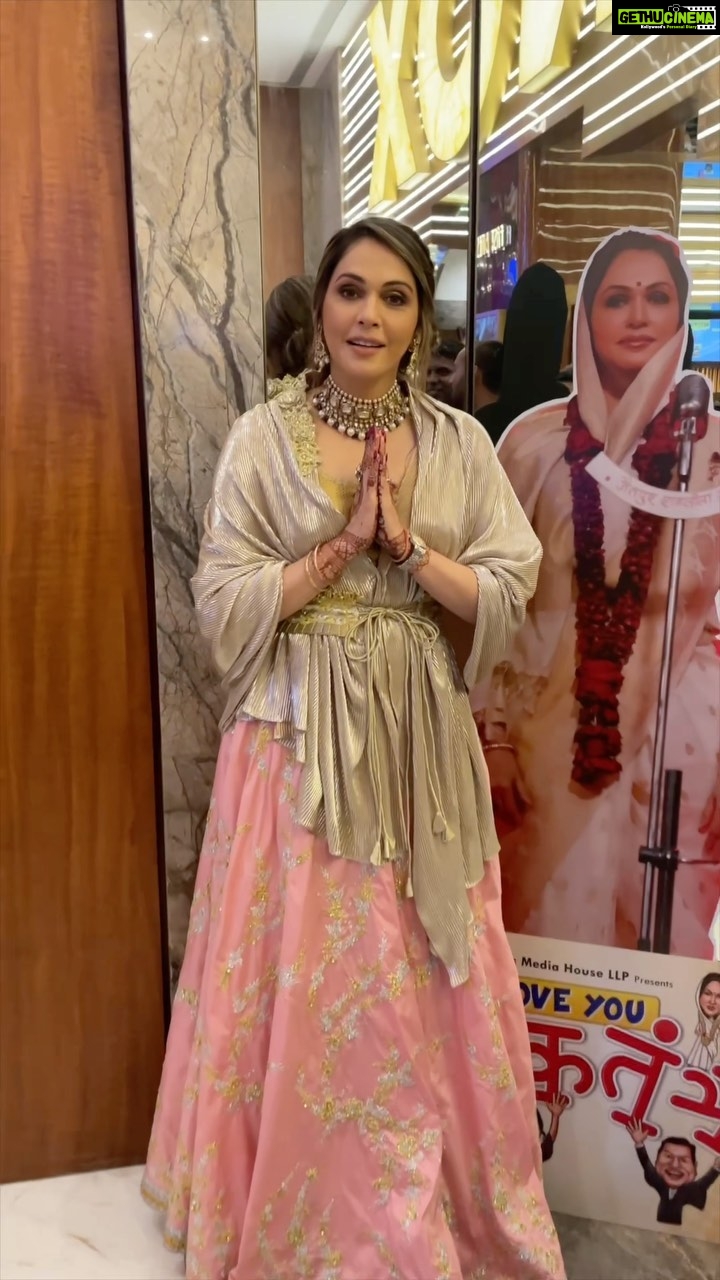 Isha Koppikar Instagram - Aankeih dikha dein to lagta hai dar, #GulabDidi hum sab ki leader!! Miliye Gulab Didi se aapke nazdiki cinema gharon mein! 𝗟𝗢𝗩𝗘 𝗬𝗢𝗨 𝗟𝗢𝗞𝗧𝗔𝗡𝗧𝗥𝗔 𝗜𝗡 𝗖𝗜𝗡𝗘𝗠𝗔𝗦 𝗡𝗘𝗔𝗥 𝗬𝗢𝗨 🔥 @isha_konnects @ZeeMusicCompany @amruta.fadnavis @ameetkumarbollywood @sanjaychhel @singer_shaan @lalitpanditofficial @snehaullal @rajpremii @raajjozzaa @jaanyakhandpur @actormanojjoshi @ravikishann @itssapnachoudhary @krushna30 @adv.pradeep.m.bhatt #LoveYouLoktantra #NewMovie #Released #OutNow #WatchNow #PoliticalSatirical #NewRelease #IshaKoppikar #AmeetKumar #SnehaUllal #RaviKishan #AliAsgar #ManojJoshi #Trending #Reels #ReelsInstagram #ReelKaroFeelKaro #Viral