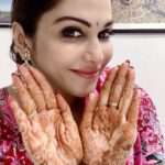 Isha Koppikar Instagram - Karvachauth preps ❤️ #karvachauth #husbandandwife #mehendi #love #indianfestival #occassions #indian