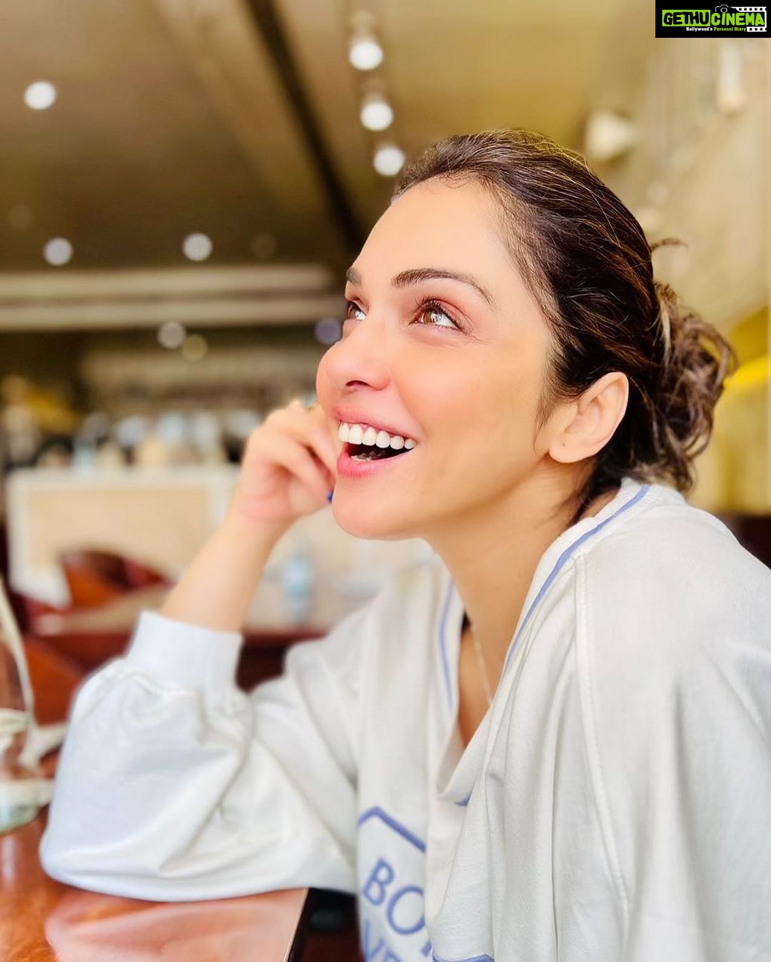 Isha Koppikar Instagram - Start this day with a clean heart. No doubt, no tears, no fear, no worry. Thank God for the priceless gifts and miracles throughout the world 😊❤️ #ishakoppikar #unfiltered #raw #sunday #sundayvibes #sundaymood #mood #candid