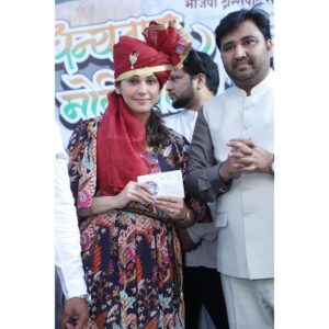 Isha Koppikar Instagram - Supporting the Campaign #dhanyawadmodiji
in mumbai on occasion of BJP Leader @hajiarfatshaikh bhais#’s birthday 

An initiative to thank our prime minister @narendramodi ji for his wonderful act of taking India towards a progressive nation.

#empoweringindia #powerful #india #betipadhao #educationforgirls #womenempowerment
