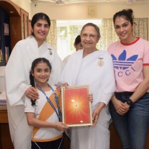 Isha Koppikar Instagram - Celebrated Children’s day in a different way this year. We met @bkshivani didi and it was an enlightening meeting. This children’s day, I plan to start teaching Rianna some important life and spirituality lessons and who better than Shivani didi to do so!

#happychildrensday #childrensday #goals #shivanididi #lifelessons #spirituality #i❤️rianna #calmness #parenting #parentinglife #parenting101