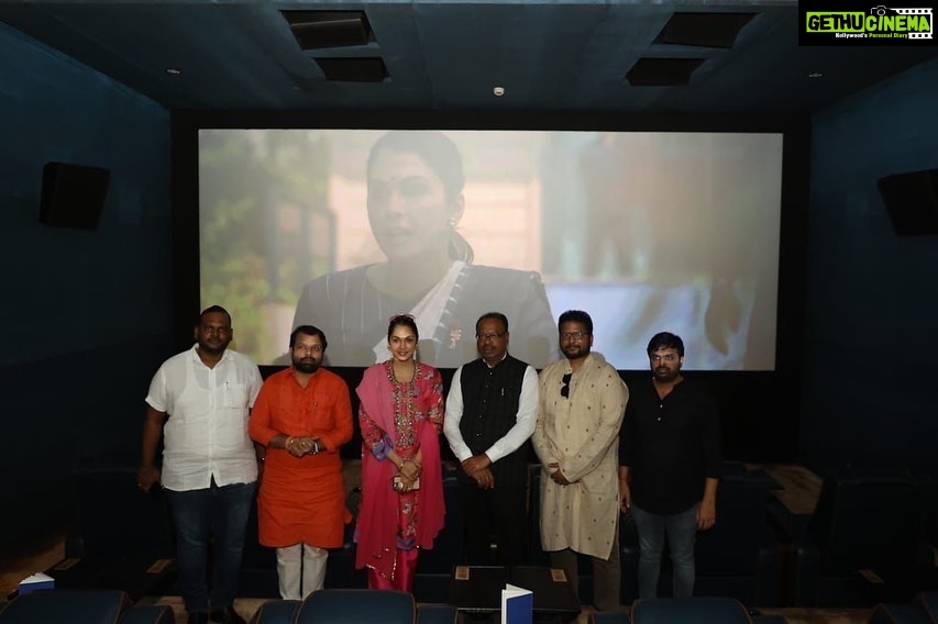 Isha Koppikar Instagram - Held a special screening of Love You Loktantra for BJP Maharashtra President Shri @ckbawankule ji along with general secretary @vikrantpatilofficial and @rupeshsawarkar95, @vijaykadechkarr 😊 #loveyouloktantra #bjpmaharashtra #chandrashekharbawankule #moviescreening Mumbai, Maharashtra