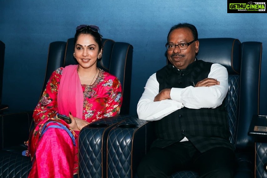 Isha Koppikar Instagram - Held a special screening of Love You Loktantra for BJP Maharashtra President Shri @ckbawankule ji along with general secretary @vikrantpatilofficial and @rupeshsawarkar95, @vijaykadechkarr 😊 #loveyouloktantra #bjpmaharashtra #chandrashekharbawankule #moviescreening Mumbai, Maharashtra