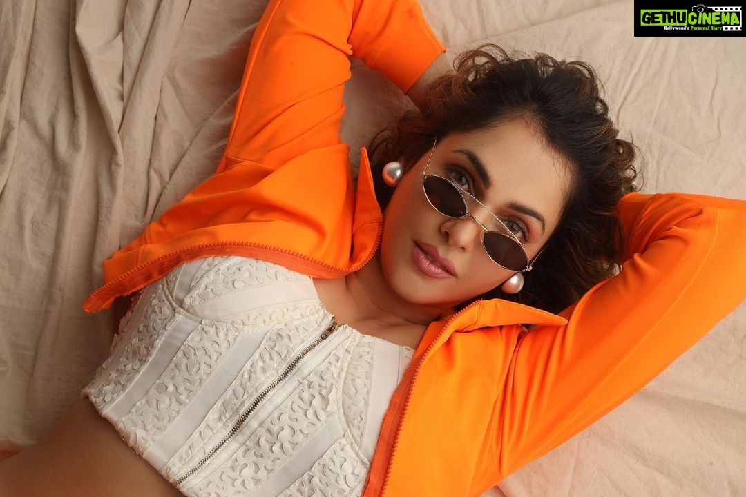 Isha Koppikar Instagram - Sleepy Sunday Mood Hair @shab_qureshi786 Make up @pradeep_nohate Styled by @poojaaparik1111 Photos by @faizialiphotography Managed by @dipalijoshi01 @vkcelebrities Social media by @thekhyatigandhi