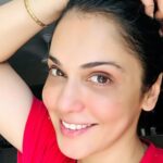 Isha Koppikar Instagram - Social media exposes us to images that may not reflect reality. Celebrities may appear flawless due to makeup and editing, creating unrealistic beauty standards. Beauty filters can harm our mental health, promoting negative body image leading to conditions like body dysmorphia. Accepting ourselves as we are and surrounding ourselves with body-positive people is key. Let’s stay real and embrace our true selves. #keepitreal #realtalk #filtervsreality #expectationvsreality