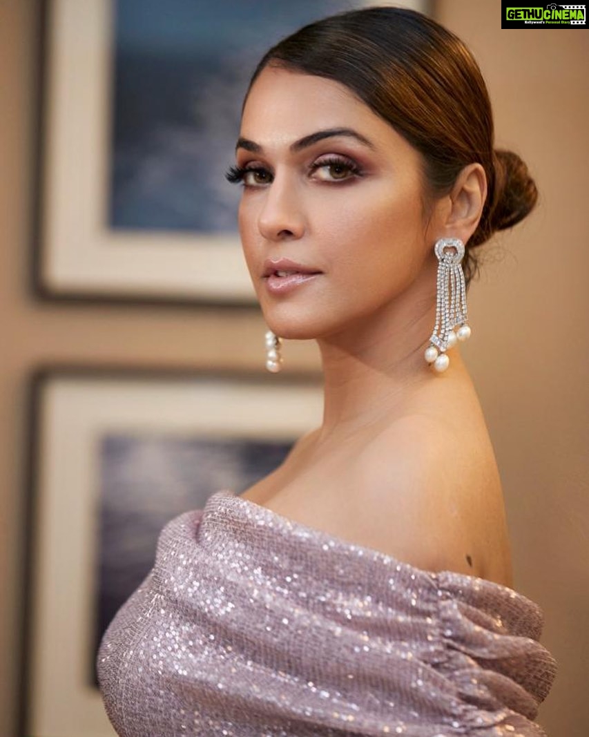 Isha Koppikar Instagram - Be the queen you are meant to be 👸 Outfit - @neeturohra_india Makeup - @nehaashahartistry Hairstylist - @alex.luchavez Photo Team- @anoop.devaraj @adeelzzz dhirajsmahajan Managed by @vkcelebrities and @dipalijoshi01