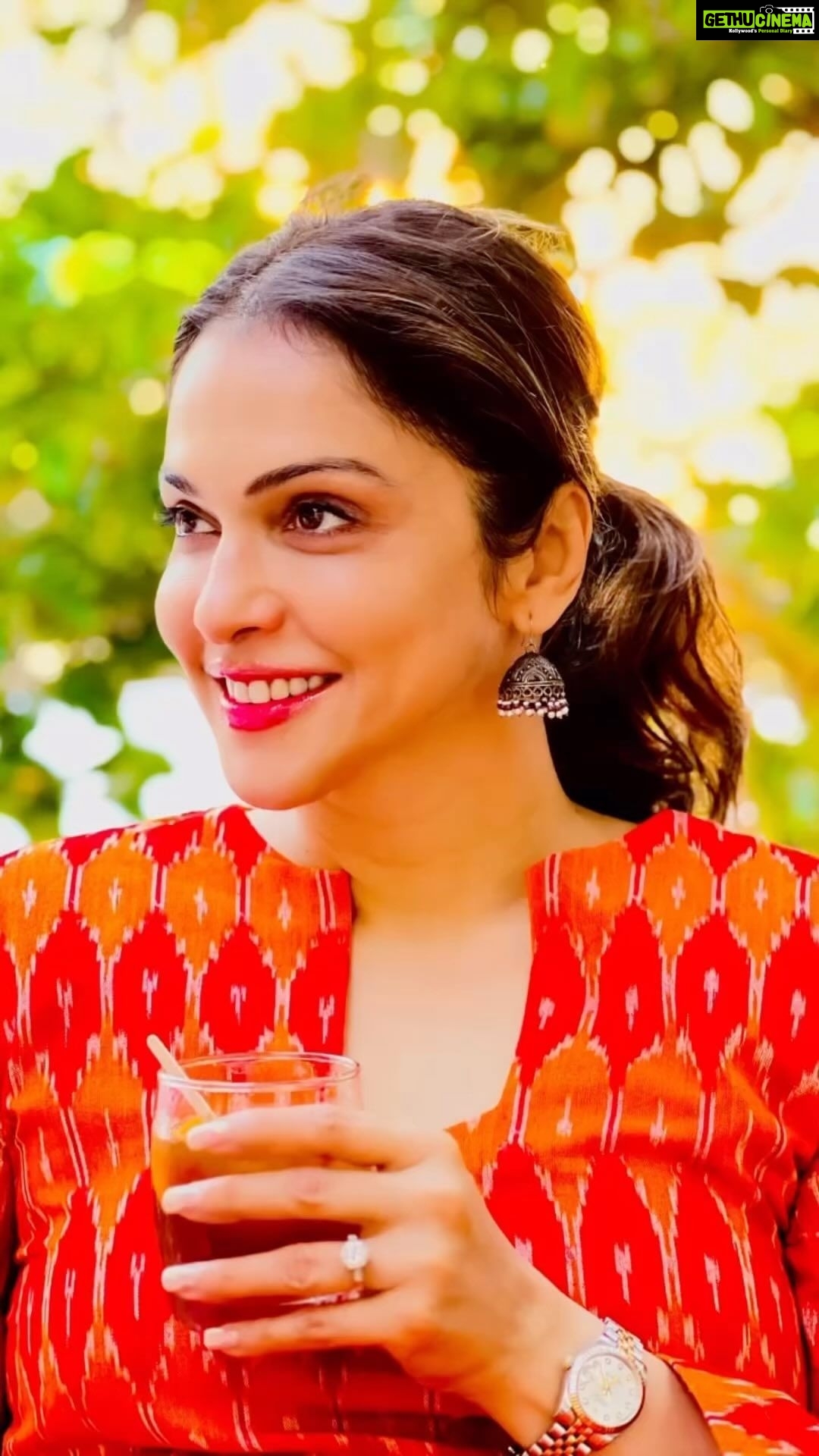 Isha Koppikar Instagram - Savoring the flavors of summer, one sip at a time 🍹