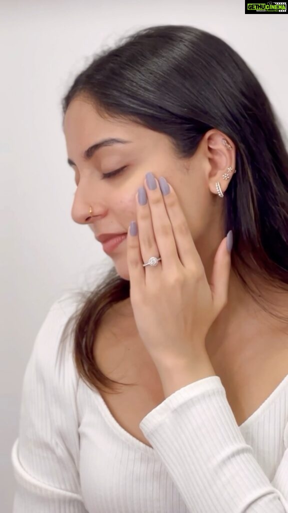 Ishaani Krishna Instagram - I have got my hands on the all new @olayindia Niacinamide Serum and Cream which has 99% pure Niacinamide & penetrates 10 layers deep into the skin 😌 Step 1: Apply Olay’s Niacinamide Serum Step 2: Apply Olay’s Niacinamide Cream Step 3: Lock it with SPF This helps target 7 signs of uneven skin tone, dullness, dryness, rough skin texture and dark spots. Follow these steps for your morning routine as it’s effective and affordable. With their new policy, you can return the product within 30 days if it doesn’t suit you. You will get your 100% Money Back, no questions asked. Please read the terms & conditions here - https://bit.ly/3p7yXb7 🙌🏻 Grab Olay’s Niacinamide Range on Nykaa Pink Summer Sale for 899/- each. Happy shopping 🛒 💖 #Ad #OlayNiacinamideRange #OlayIndia #NykaaPinkSummerSale #Skincare #Range #Routine #Am #Morning #Niacinamide