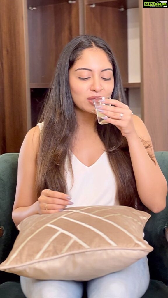 Ishaani Krishna Instagram - I had so much fun playing this game with my favourite Niacinamide Duo from @olayindia 🥳 Olay’s Niacinamide Range of Serum & Cream targets 7 signs of uneven skin tone and has 99% Pure Niacinamide that penetrates 10 layers deep into the skin. It helps to reduce rough skin texture, pores, acne marks, dullness & dryness. The best part is that there’s a price drop from 1699 to 899 -/ each so definitely check it out on Nykaa💖 Let me know in the comments below if your answers also match mine 🤪 #Ad #OlayNiacinamideRange #OlayNiacinamide #Serum #Cream #OlayIndia #Niacinamide #AmPm #Regimen #routine