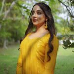 Ishaani Krishna Instagram – 💛💛

Outfit Courtesy : @zuleiha_by_shehazeen 

Clicked by 📸 : @merin__georg 

Make up & Hair : @brahma_hairandmakeup