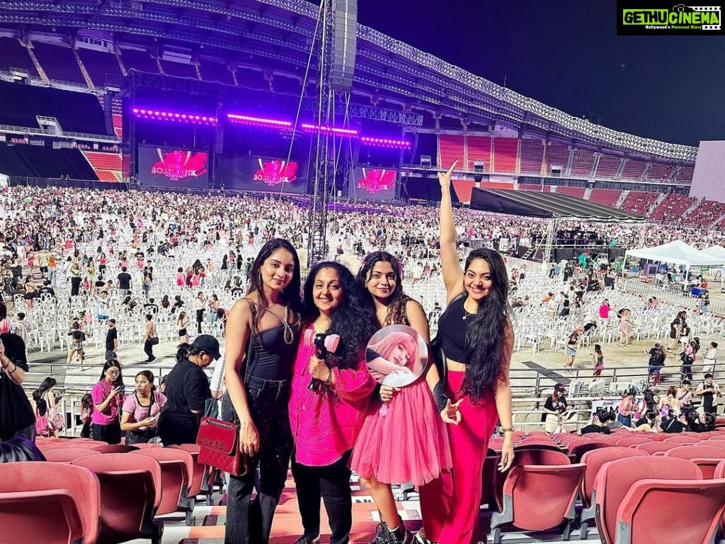 Ishaani Krishna Instagram - 🖤🩷 #blackpink#concert#bornpink#lisa#jennie#jisoo#rosé#blinks #bangkok#thailand#kpop Black pink in your area