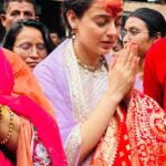 Kangana Ranaut Instagram - Aaj Kamakhya mae ke mandir mein darshan kiye …. Iss mandir mein jagatjannani maeya ki yoni roop mein puja hoti hai… yeh mayi ki shakti ka virat roop hai jahan mayi ko maas aur bali ka bhog lagta hai, yeh pavitra sthan ek shakti peeth hai… jahan shakti ka adbhut sanchar hai… kabhi Guwahati aana hua toh darshan zarur karein… Jai mayi ki 🙏