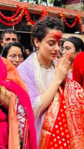 Kangana Ranaut Instagram - Aaj Kamakhya mae ke mandir mein darshan kiye …. Iss mandir mein jagatjannani maeya ki yoni roop mein puja hoti hai… yeh mayi ki shakti ka virat roop hai jahan mayi ko maas aur bali ka bhog lagta hai, yeh pavitra sthan ek shakti peeth hai… jahan shakti ka adbhut sanchar hai… kabhi Guwahati aana hua toh darshan zarur karein… Jai mayi ki 🙏