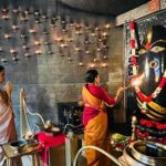 Kangana Ranaut Instagram - Chaitra ke antim Navratri ki sabko hardik shubhkamnaen, aaj maine Linga Bhairavi ke mandir mein pooja aur meditation ki… Bahut log yeh samajhte hain ki sirf bhookhe rehna upvaas hota hai, pet khali isliye rakhte hain taki urja ka bahav kundalini ke madhyam se upar ke chakron mein ho … na ki sirf muladhar aur swadistaan mein rahe, jahan adhiktar urja ki saari khapat hoti hai… bhari khana nahi khana toh ek madhyam hai kisi uddeshya tak pahunchne ka bhookhe rehna koi apne aap mein uddeshya nahi hai… Iss liye aradhana aur sadhna dono he zaroori hain … Kya aapne upvaas ke saath sadhna/ meditation ki? 🙂 @isha.foundation