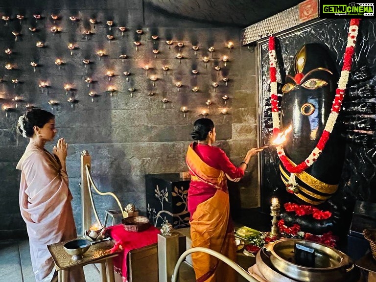 Kangana Ranaut Instagram - Chaitra ke antim Navratri ki sabko hardik shubhkamnaen, aaj maine Linga Bhairavi ke mandir mein pooja aur meditation ki… Bahut log yeh samajhte hain ki sirf bhookhe rehna upvaas hota hai, pet khali isliye rakhte hain taki urja ka bahav kundalini ke madhyam se upar ke chakron mein ho … na ki sirf muladhar aur swadistaan mein rahe, jahan adhiktar urja ki saari khapat hoti hai… bhari khana nahi khana toh ek madhyam hai kisi uddeshya tak pahunchne ka bhookhe rehna koi apne aap mein uddeshya nahi hai… Iss liye aradhana aur sadhna dono he zaroori hain … Kya aapne upvaas ke saath sadhna/ meditation ki? 🙂 @isha.foundation