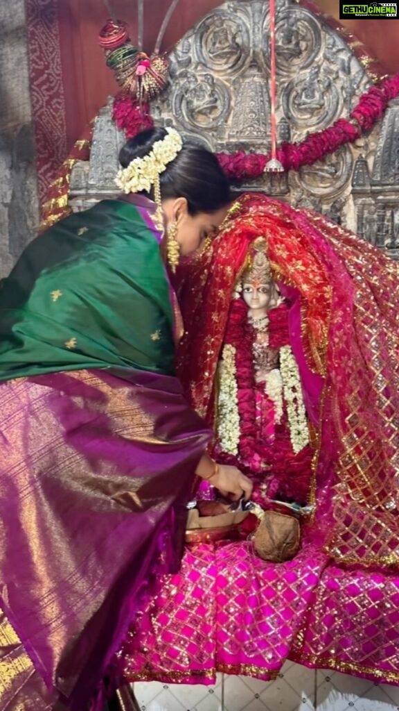 Kangana Ranaut Instagram - My birthday came on dwitiya Navratri, as I am fasting I visited our kuldevi Ambika ji’s temple in Udaipur and did pooja there, sabko Navratri ki shubhkamnaen .. 📷 @rizwan.syed04