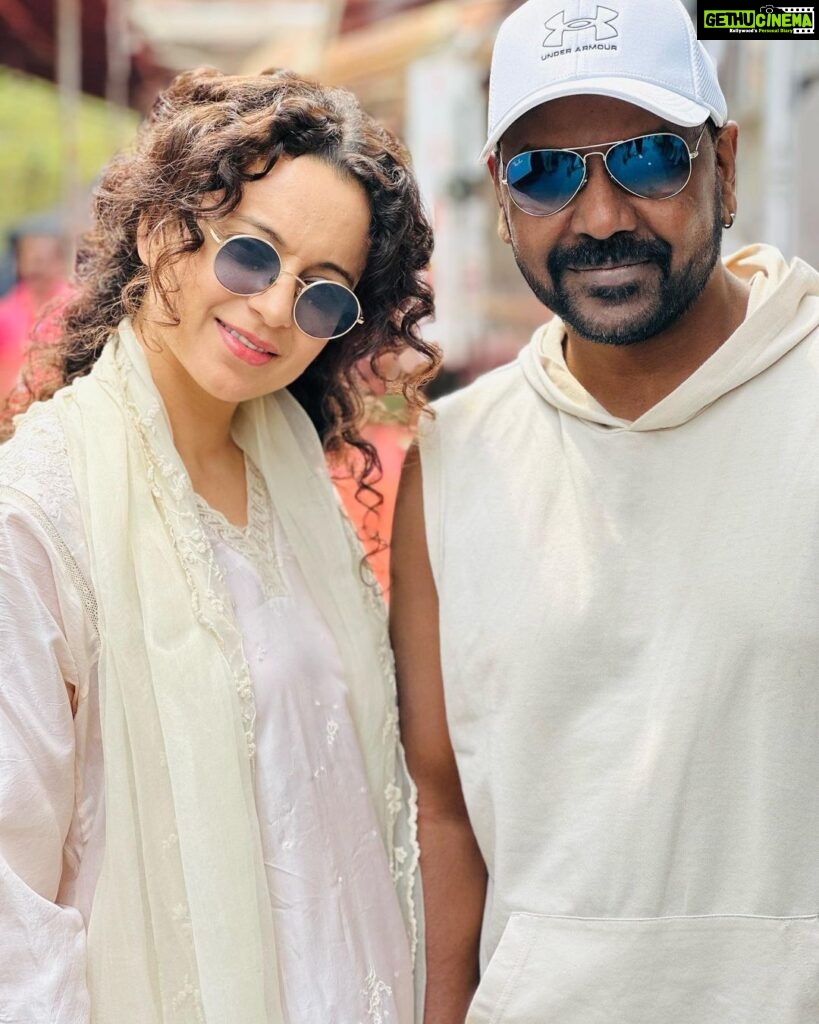Kangana Ranaut Instagram - As I am about to complete my role in Chandramukhi today, I find it very difficult to say bye to many wonderful people that I met, such a lovely crew I had, I didn’t have any pictures with Raghava Lawrence sir because we are always in film costumes so this morning before shoot started I requested for one, I am so inspired by sir who is popularly known as Lawrence master because he started his career as a choreographer actually as a back dancer but today he is not only a blockbuster filmmaker / superstar but also an incredibly lively, kind and wonderful human being… Thank you for your kindness, amazing sense of humour and all the advance gifts for my birthday sir … had such a great time working with you 🙏🥰