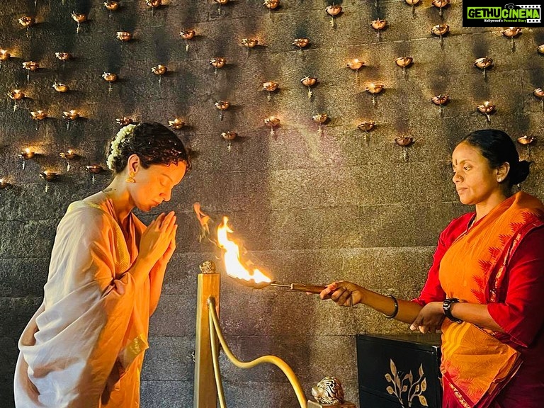 Kangana Ranaut Instagram - Chaitra ke antim Navratri ki sabko hardik shubhkamnaen, aaj maine Linga Bhairavi ke mandir mein pooja aur meditation ki… Bahut log yeh samajhte hain ki sirf bhookhe rehna upvaas hota hai, pet khali isliye rakhte hain taki urja ka bahav kundalini ke madhyam se upar ke chakron mein ho … na ki sirf muladhar aur swadistaan mein rahe, jahan adhiktar urja ki saari khapat hoti hai… bhari khana nahi khana toh ek madhyam hai kisi uddeshya tak pahunchne ka bhookhe rehna koi apne aap mein uddeshya nahi hai… Iss liye aradhana aur sadhna dono he zaroori hain … Kya aapne upvaas ke saath sadhna/ meditation ki? 🙂 @isha.foundation