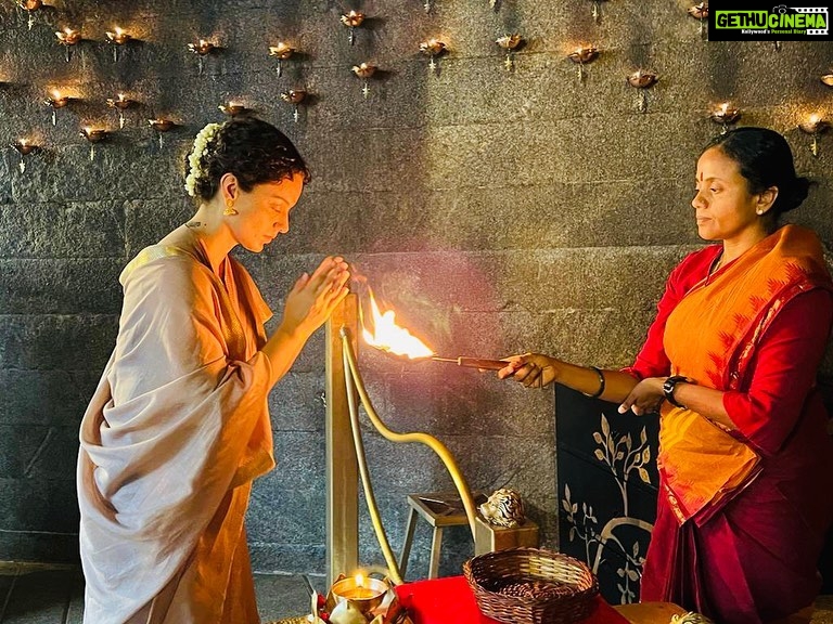 Kangana Ranaut Instagram - Chaitra ke antim Navratri ki sabko hardik shubhkamnaen, aaj maine Linga Bhairavi ke mandir mein pooja aur meditation ki… Bahut log yeh samajhte hain ki sirf bhookhe rehna upvaas hota hai, pet khali isliye rakhte hain taki urja ka bahav kundalini ke madhyam se upar ke chakron mein ho … na ki sirf muladhar aur swadistaan mein rahe, jahan adhiktar urja ki saari khapat hoti hai… bhari khana nahi khana toh ek madhyam hai kisi uddeshya tak pahunchne ka bhookhe rehna koi apne aap mein uddeshya nahi hai… Iss liye aradhana aur sadhna dono he zaroori hain … Kya aapne upvaas ke saath sadhna/ meditation ki? 🙂 @isha.foundation