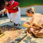 Kangana Ranaut Instagram - Chaitra ke antim Navratri ki sabko hardik shubhkamnaen, aaj maine Linga Bhairavi ke mandir mein pooja aur meditation ki… Bahut log yeh samajhte hain ki sirf bhookhe rehna upvaas hota hai, pet khali isliye rakhte hain taki urja ka bahav kundalini ke madhyam se upar ke chakron mein ho … na ki sirf muladhar aur swadistaan mein rahe, jahan adhiktar urja ki saari khapat hoti hai… bhari khana nahi khana toh ek madhyam hai kisi uddeshya tak pahunchne ka bhookhe rehna koi apne aap mein uddeshya nahi hai… Iss liye aradhana aur sadhna dono he zaroori hain … Kya aapne upvaas ke saath sadhna/ meditation ki? 🙂 @isha.foundation