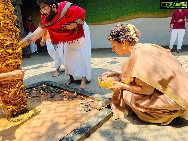 Kangana Ranaut Instagram - Chaitra ke antim Navratri ki sabko hardik shubhkamnaen, aaj maine Linga Bhairavi ke mandir mein pooja aur meditation ki… Bahut log yeh samajhte hain ki sirf bhookhe rehna upvaas hota hai, pet khali isliye rakhte hain taki urja ka bahav kundalini ke madhyam se upar ke chakron mein ho … na ki sirf muladhar aur swadistaan mein rahe, jahan adhiktar urja ki saari khapat hoti hai… bhari khana nahi khana toh ek madhyam hai kisi uddeshya tak pahunchne ka bhookhe rehna koi apne aap mein uddeshya nahi hai… Iss liye aradhana aur sadhna dono he zaroori hain … Kya aapne upvaas ke saath sadhna/ meditation ki? 🙂 @isha.foundation