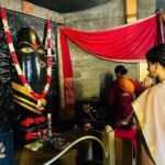 Kangana Ranaut Instagram - Chaitra ke antim Navratri ki sabko hardik shubhkamnaen, aaj maine Linga Bhairavi ke mandir mein pooja aur meditation ki… Bahut log yeh samajhte hain ki sirf bhookhe rehna upvaas hota hai, pet khali isliye rakhte hain taki urja ka bahav kundalini ke madhyam se upar ke chakron mein ho … na ki sirf muladhar aur swadistaan mein rahe, jahan adhiktar urja ki saari khapat hoti hai… bhari khana nahi khana toh ek madhyam hai kisi uddeshya tak pahunchne ka bhookhe rehna koi apne aap mein uddeshya nahi hai… Iss liye aradhana aur sadhna dono he zaroori hain … Kya aapne upvaas ke saath sadhna/ meditation ki? 🙂 @isha.foundation