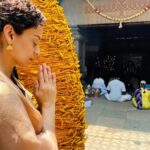 Kangana Ranaut Instagram - Chaitra ke antim Navratri ki sabko hardik shubhkamnaen, aaj maine Linga Bhairavi ke mandir mein pooja aur meditation ki… Bahut log yeh samajhte hain ki sirf bhookhe rehna upvaas hota hai, pet khali isliye rakhte hain taki urja ka bahav kundalini ke madhyam se upar ke chakron mein ho … na ki sirf muladhar aur swadistaan mein rahe, jahan adhiktar urja ki saari khapat hoti hai… bhari khana nahi khana toh ek madhyam hai kisi uddeshya tak pahunchne ka bhookhe rehna koi apne aap mein uddeshya nahi hai… Iss liye aradhana aur sadhna dono he zaroori hain … Kya aapne upvaas ke saath sadhna/ meditation ki? 🙂 @isha.foundation