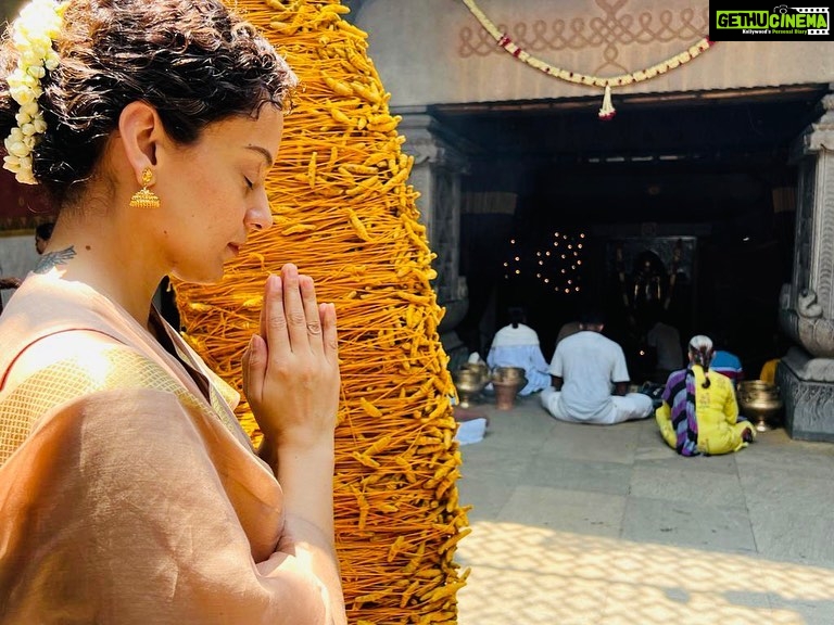 Kangana Ranaut Instagram - Chaitra ke antim Navratri ki sabko hardik shubhkamnaen, aaj maine Linga Bhairavi ke mandir mein pooja aur meditation ki… Bahut log yeh samajhte hain ki sirf bhookhe rehna upvaas hota hai, pet khali isliye rakhte hain taki urja ka bahav kundalini ke madhyam se upar ke chakron mein ho … na ki sirf muladhar aur swadistaan mein rahe, jahan adhiktar urja ki saari khapat hoti hai… bhari khana nahi khana toh ek madhyam hai kisi uddeshya tak pahunchne ka bhookhe rehna koi apne aap mein uddeshya nahi hai… Iss liye aradhana aur sadhna dono he zaroori hain … Kya aapne upvaas ke saath sadhna/ meditation ki? 🙂 @isha.foundation