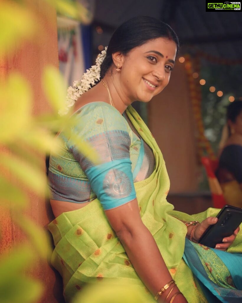 Kaniha Instagram - Traditional vibeங்க நல்லா தானே இருக்கு? #maduraiponnu #tamizhachi #traditionalvibes #sareelove #mallipoo Chennai, India