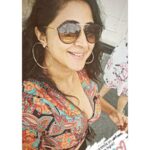 Kaniha Instagram - Hold on tight to those who put a smile on your pretty face !! ❤️ #holdontight #holdon #smile