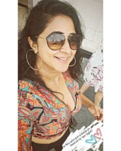 Kaniha Instagram - Hold on tight to those who put a smile on your  pretty face !!
❤️
#holdontight #holdon #smile