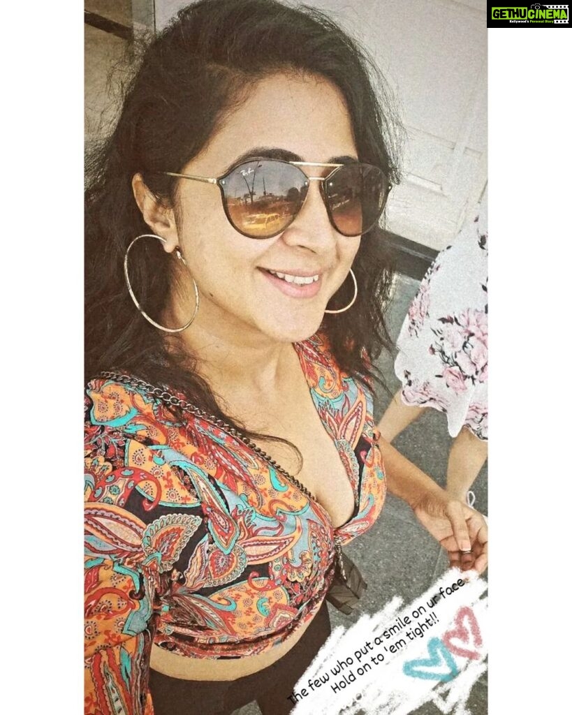 Kaniha Instagram - Hold on tight to those who put a smile on your pretty face !! ❤ #holdontight #holdon #smile