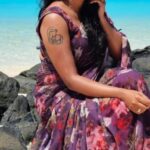 Kaniha Instagram - Carrying these six yards of beauty wherever I go!! Saree தனி அழகு தானே?! Wearing this pretty beachy floral saree made by @laagire #saree #sixyardsoflove #loveforsaree #Maldives #sunsiyam @touronholidays @sunsiyamolhuveli