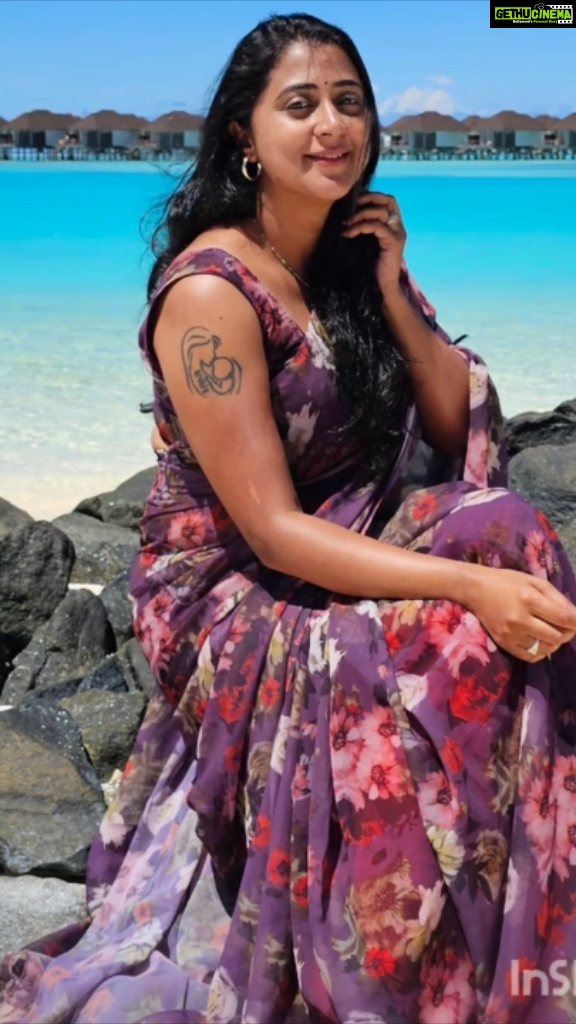 Kaniha Instagram - Carrying these six yards of beauty wherever I go!! Saree தனி அழகு தானே?! Wearing this pretty beachy floral saree made by @laagire #saree #sixyardsoflove #loveforsaree #Maldives #sunsiyam @touronholidays @sunsiyamolhuveli