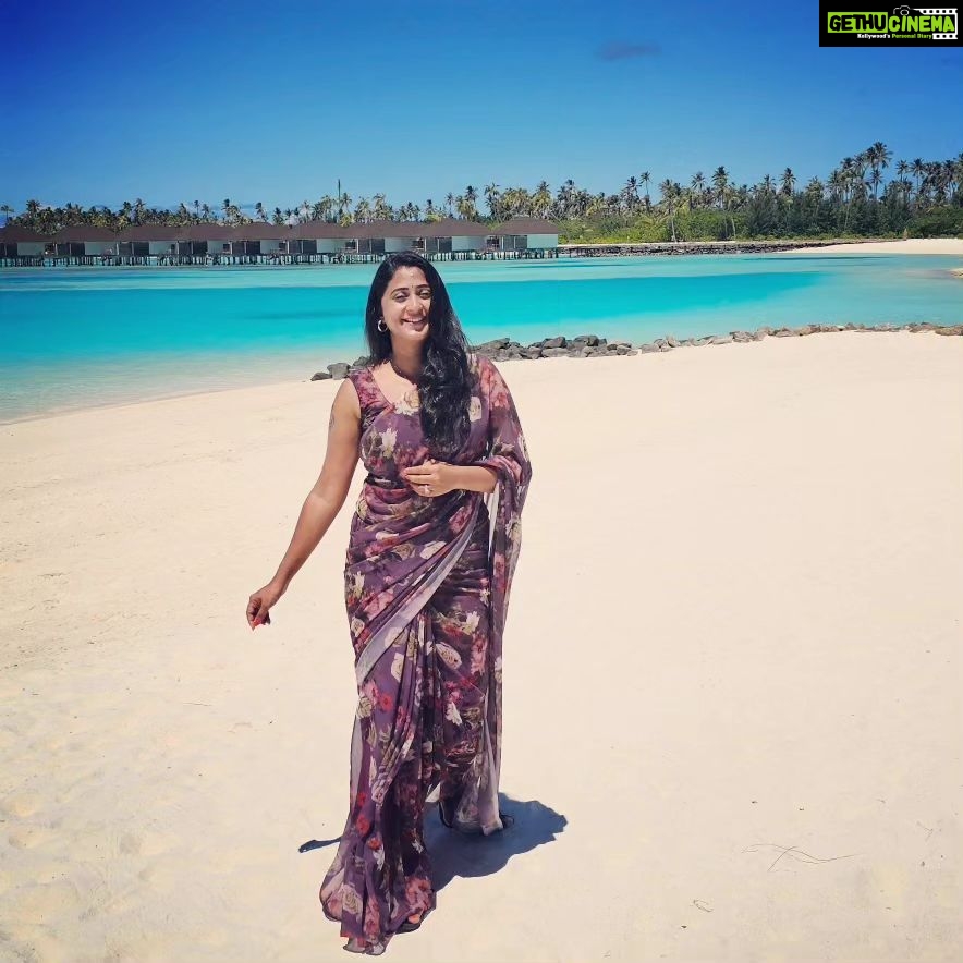 Kaniha Instagram - Taking those six yards of beauty across the seas! Flaunting my saree wherever I go! #sixyardsofelegance #saree #sareelove #Maldives #loveyourbody #holidays Sun Siyam Olhuveli