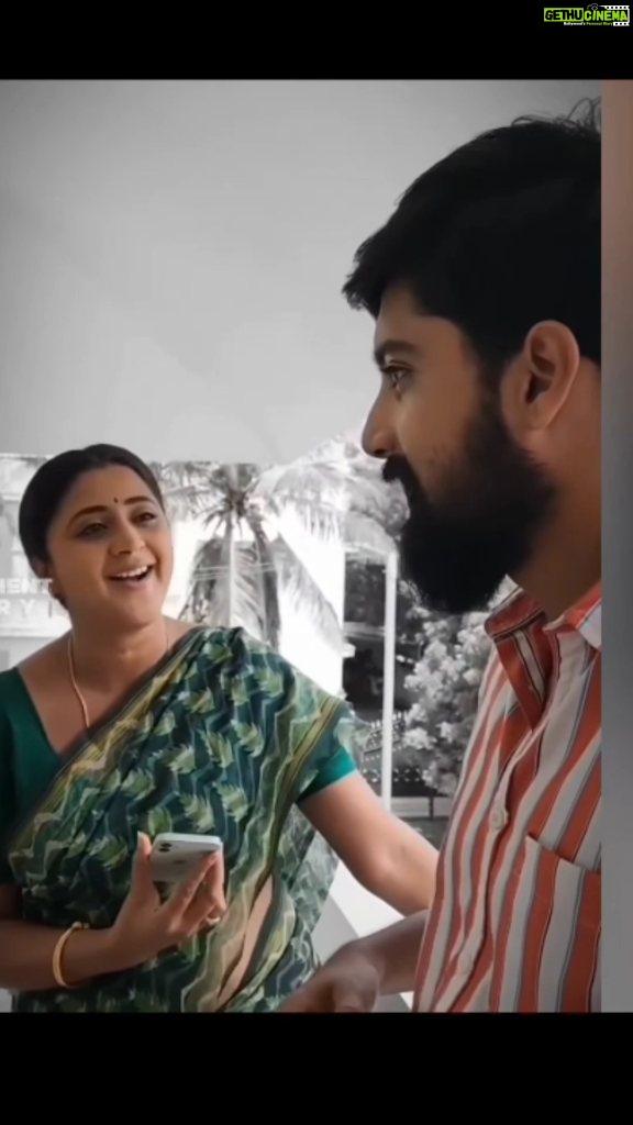 Kaniha Instagram - This is what impromptu singing sounds like 🙂 Note that dabba used as our beatbox 😛😛 Inbetween shots during Edhirneechal shoot 😝 with @sabari.prasanth பிழைகளை மன்னிக்கவும் 🤗 #happpy #singing #reelfun #thenmozhi #thiruchitrambalam