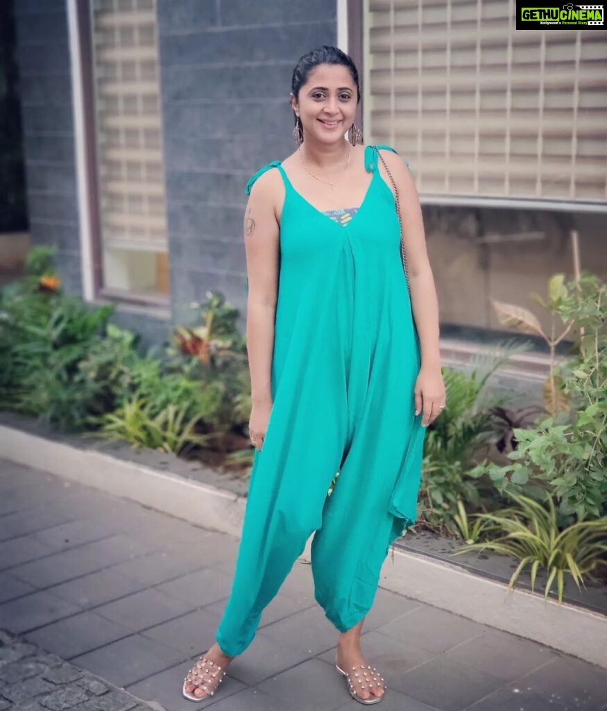 Kaniha Instagram - Why this post? Coz I miss seeing myself up on my feet.. 😵‍💫😵‍💫 Looks like I should make do with these pics for now!! #stayingpositive #patience #lifeisgood Chennai, India