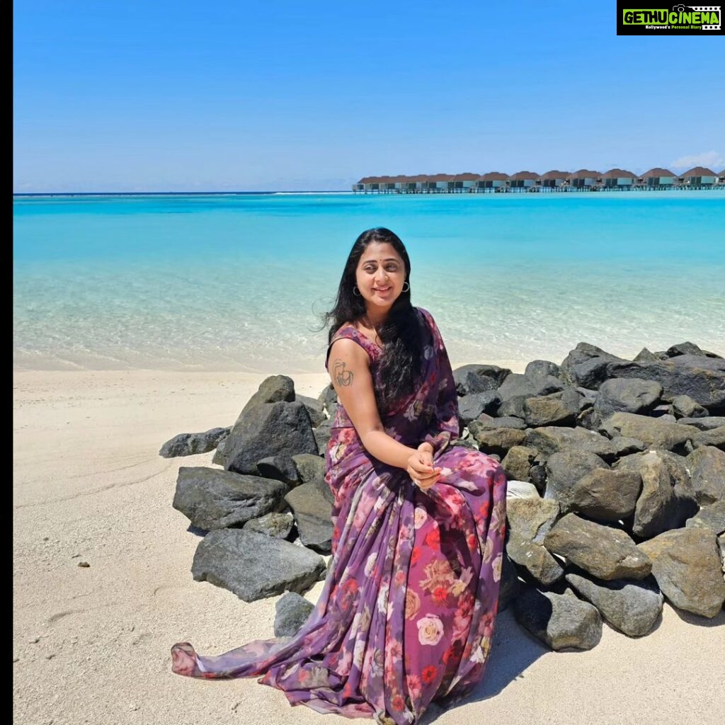 Kaniha Instagram - Taking those six yards of beauty across the seas! Flaunting my saree wherever I go! #sixyardsofelegance #saree #sareelove #Maldives #loveyourbody #holidays Sun Siyam Olhuveli