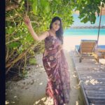 Kaniha Instagram - Taking those six yards of beauty across the seas! Flaunting my saree wherever I go! #sixyardsofelegance #saree #sareelove #Maldives #loveyourbody #holidays Sun Siyam Olhuveli