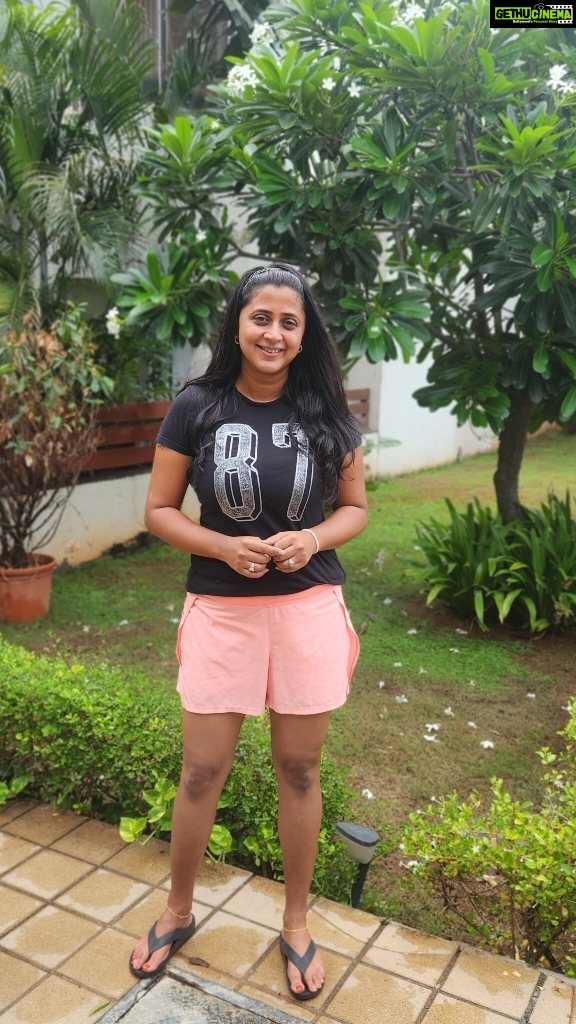 Kaniha Instagram - The choice is always simple, Do you wanna to keep going or quit! Sometimes the simplest choices we make, Means a big deal!! Don't quit! Keep hustling! Coz you are worth it! At 40, I realize there's nothing more important than being healthy and fit. #fitnessmotivation #dontquit #youreworthit #keephustling #nopainnogain @f45_neelankarai Thanks for havin my back always!