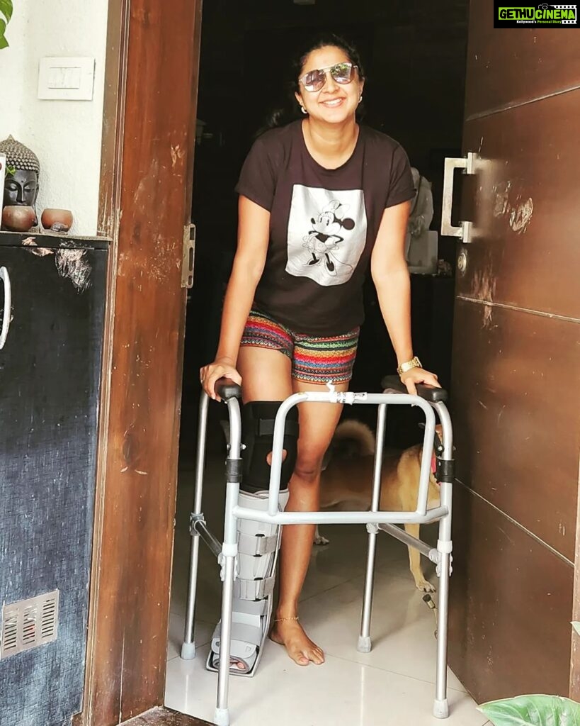 Kaniha Instagram - Learning to balance with these new boots! #balancingact #anklefracture One week down 5 more to go!! #nevergiveup #healingtime #recovery #keepthatsmileon Chennai, India
