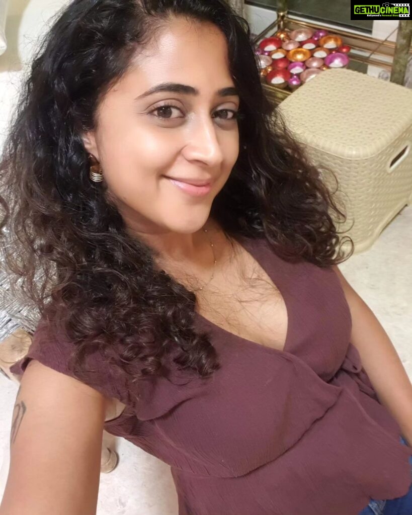 Kaniha Instagram - Conversations with my hair: Dear hair of mine, Are u wavy or curly or straight ?? Pls tell me!! 😛😛😛😛 Chennai, India
