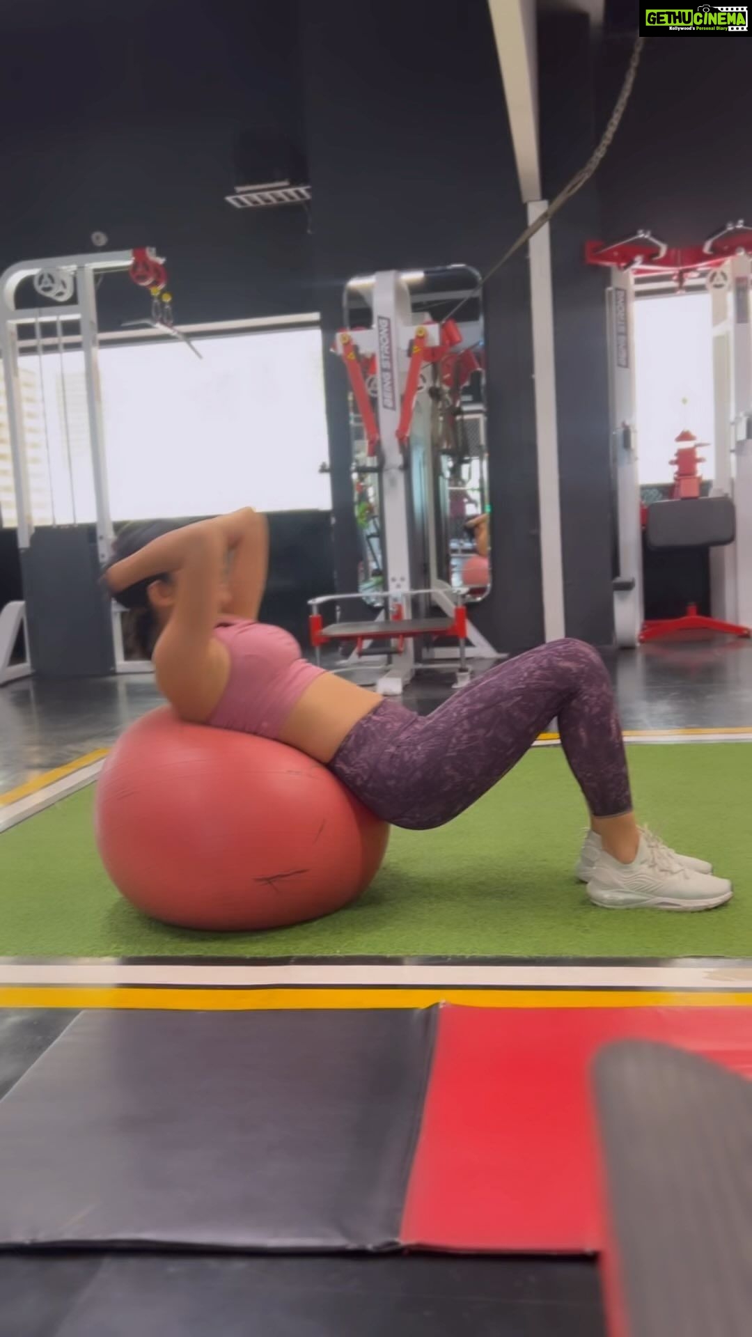 Kanika Mann Instagram - This was fun 🤩 @sunnyshetty_ Let’s make our workout Swiss ball friendly from now 💃