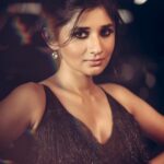 Kanika Mann Instagram - It’s so difficult for me to get clicked without smiling .. So this was it after many takes 😋 Styled by: @styleitupbyaashna Shot & edited by: @deepak_das_photography @kakali_das_photography Outfit: @sonarshbysona Hair & Makeup: @celebsmakeupbysejal @makeoverbysejalthakkar